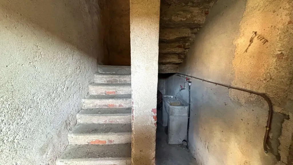Pièces - Rustic Property with Courtyard in Gattico-Veruno