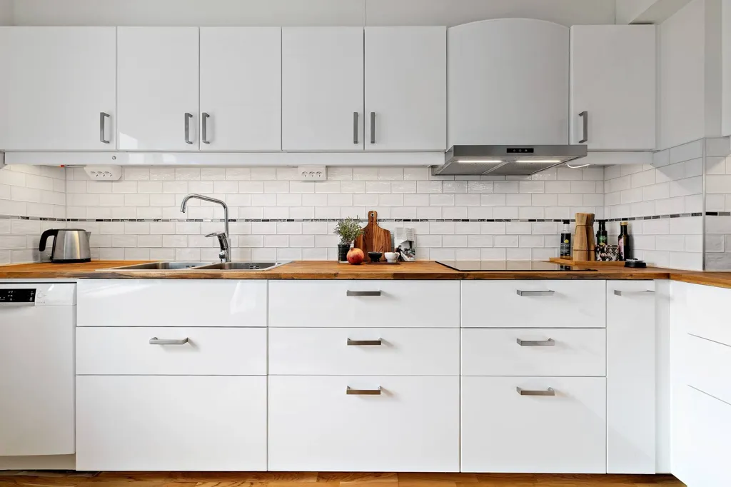 Köök - Four-Room Apartment with Balcony in Märsta Centre