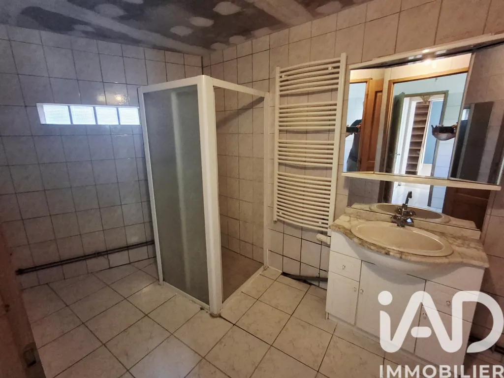 Salles de bain - Maison avec Travaux au Bord de la Rivière à Charleval