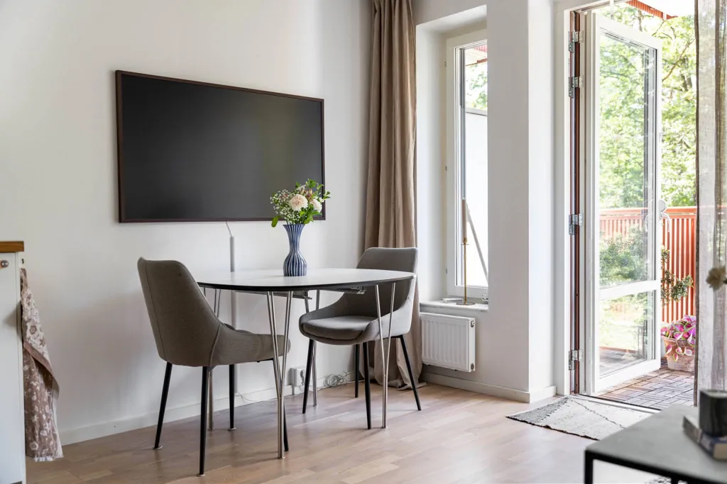 Söögituba - Modern Apartment with Garden View in Årstaskogs Väg