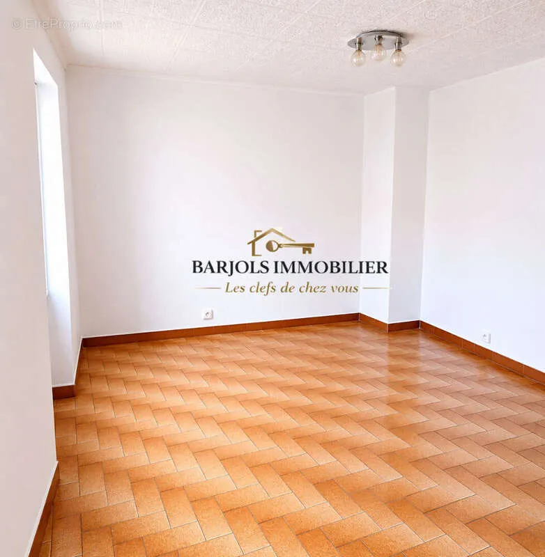 Pièces - Appartement Traversant avec Garage à Varages