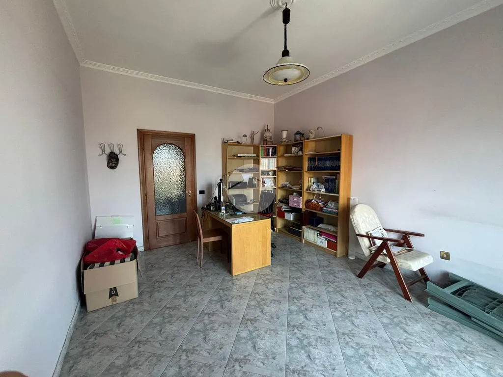Bureau - 3-Bedroom Apartment with Balcony in Naples