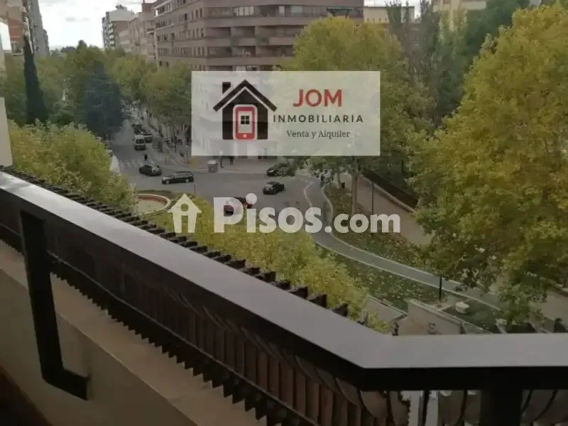 Balcone - Six-Bedroom Flat with Park View in Albacete Centre