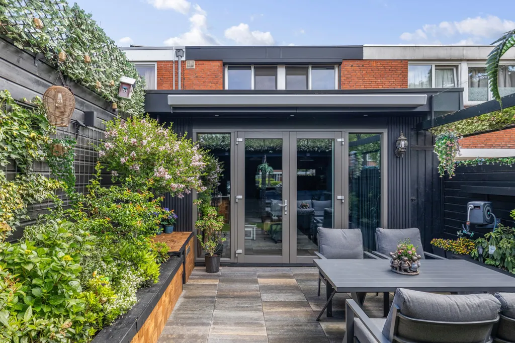 Terrass - Modernised Semi-detached House with Garden in Emmen