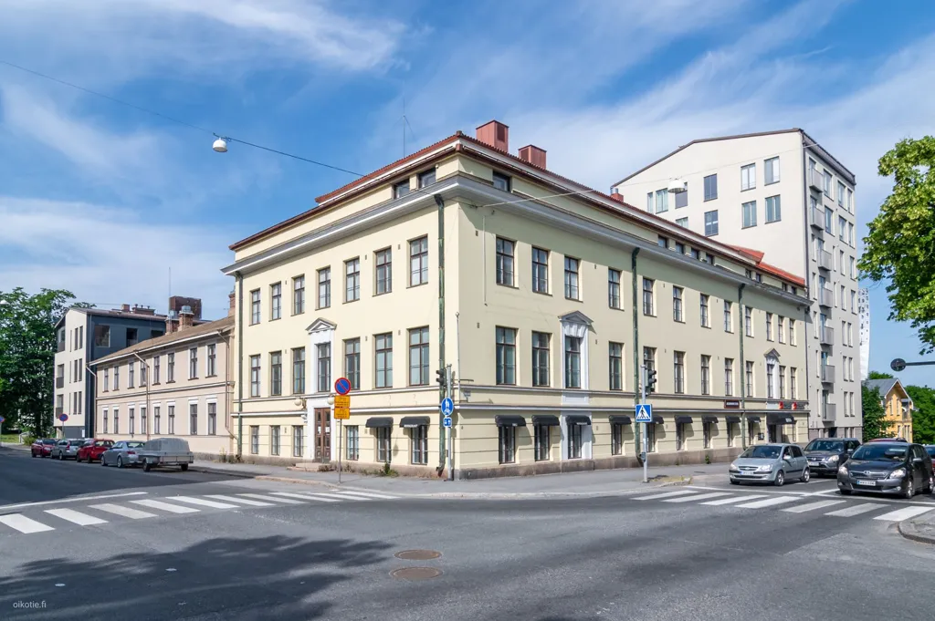 Extérieur - 1930s Mixed-Use Building with Garden in Vaasa Centre