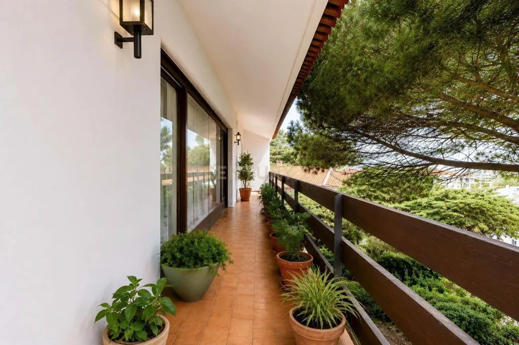 Rõdu - T6+1 House with Garden in Alfragide Norte