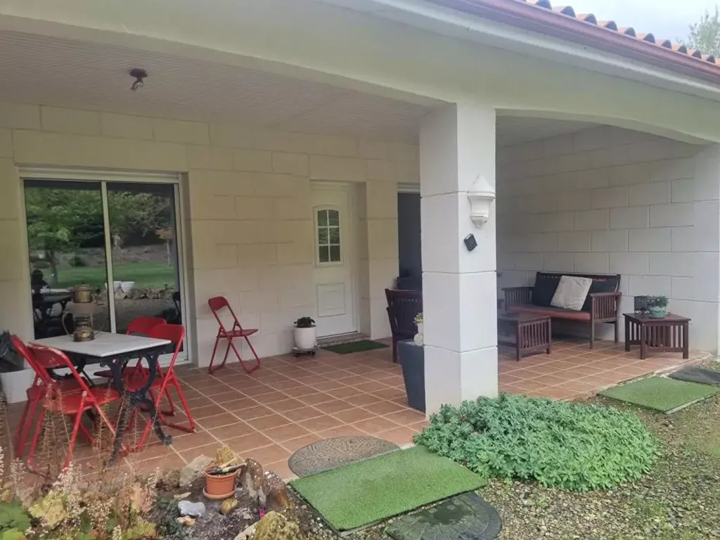 Terrasse - Maison Récemment Construite avec Spa à Perchède