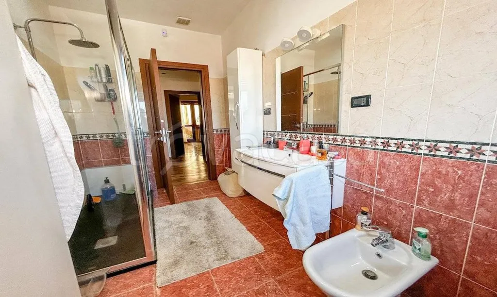Salles de bain - Rearranged Apartment with Balcony in Santena