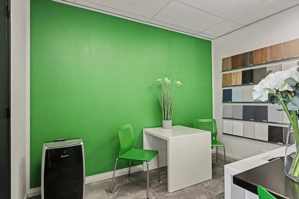 Kabinet - Commercial Unit with Secure Outdoor Space in Strijen