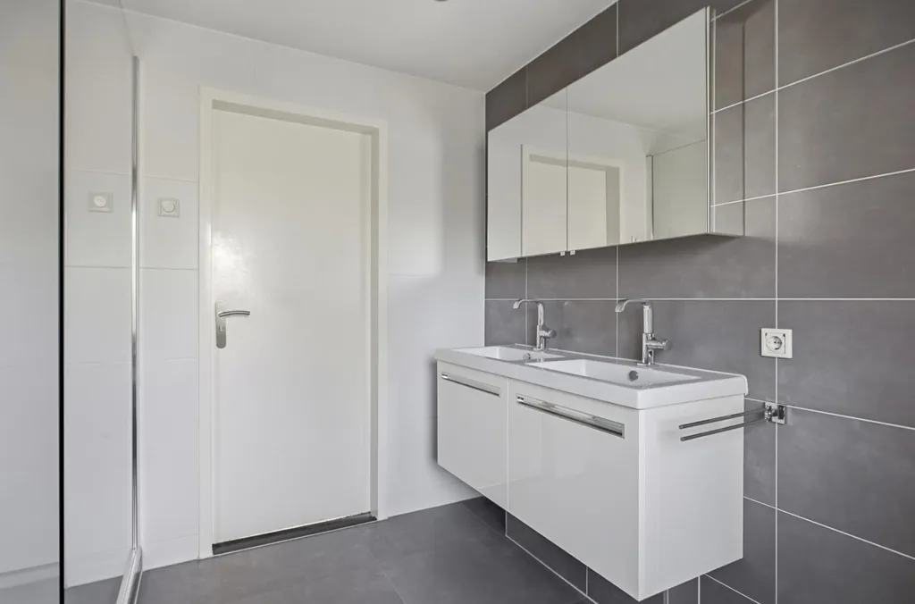 Salles de bain - Two-Storey House with Garden in Made