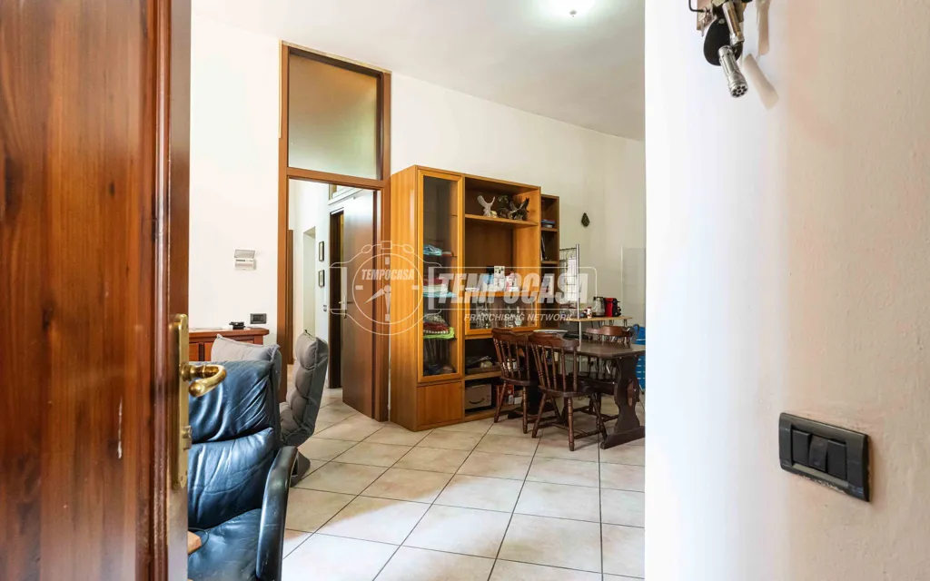Sala da pranzo - Bright Trilocale with Loggia in Bosisio Parini