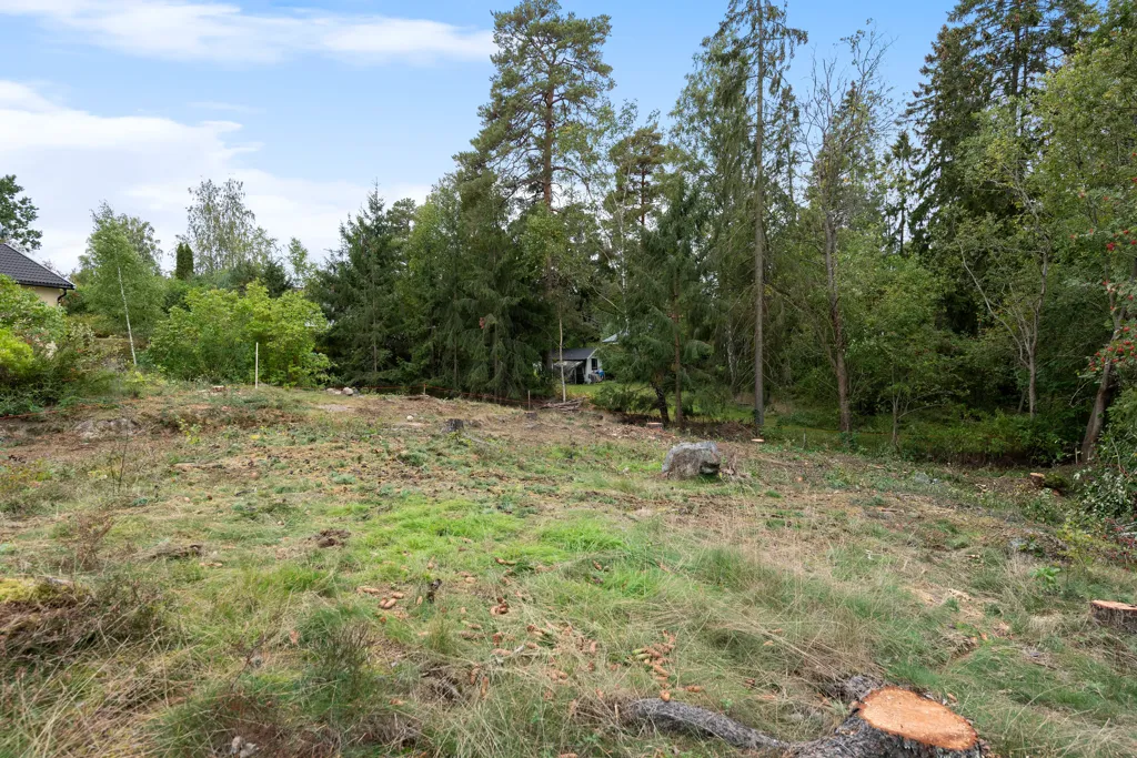 Garden - Freehold Plot with Natural Setting in Täby