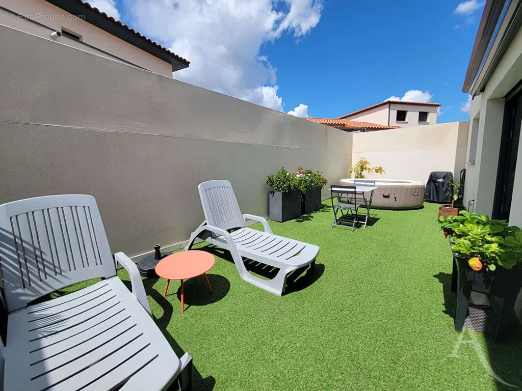 Terrasse - Maison Moderne avec Jardin à Ortaffa
