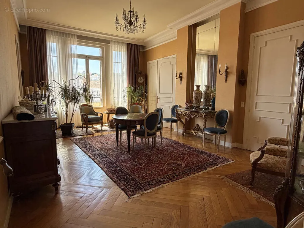 Soggiorno - Art Deco Apartment with Balcony in Saint-Étienne Centre