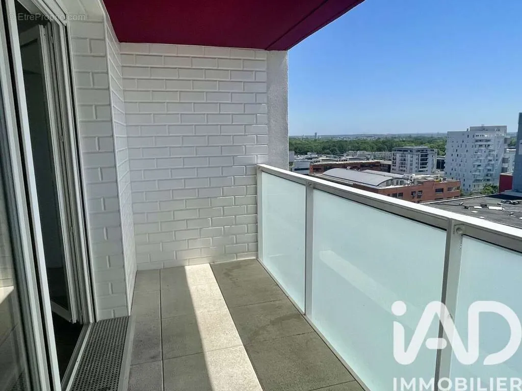 Modern Apartment with Balcony in Evry