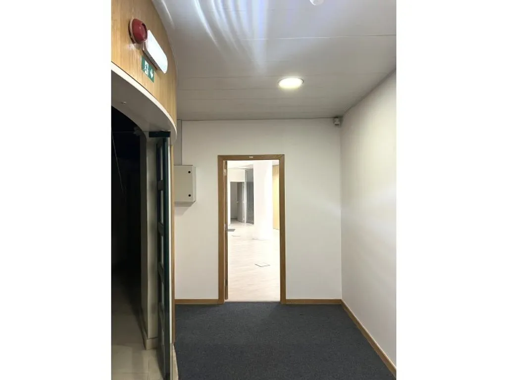 Esik - Luxury Office with Security in Lisbon