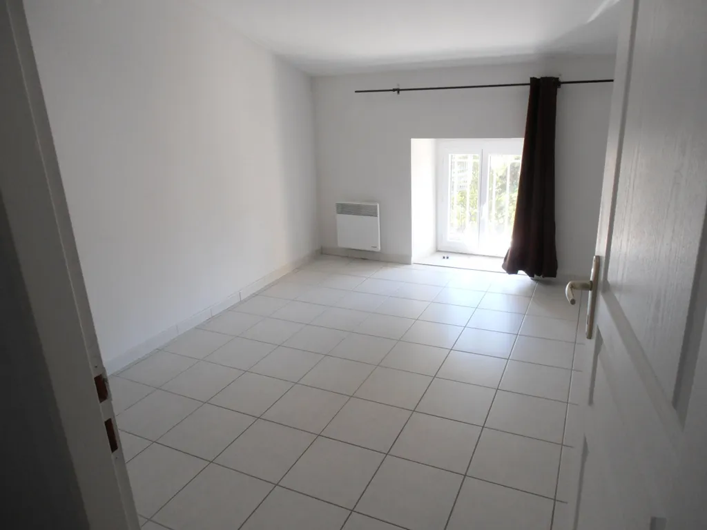 Pièces - Appartement Lumineux avec Parking Privé à Proximité des Commerces