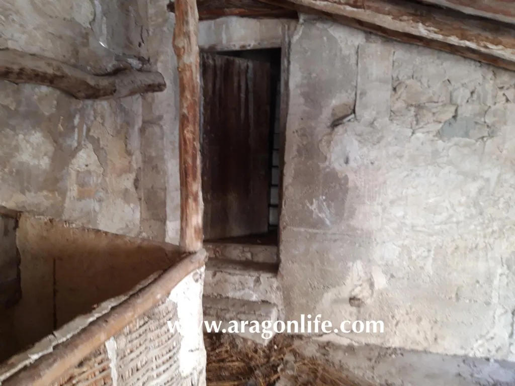 Toad - Historic House in Maella with River View