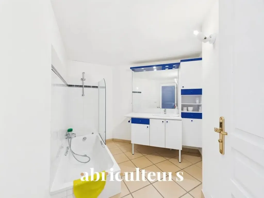 Vannitoad - Architect-Designed House with Pool in Ventabren