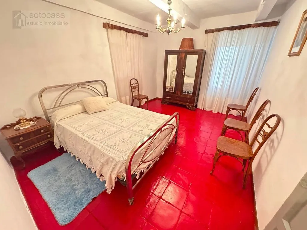 Magamistoad - Six-Bedroom House with Large Plot in Renedo de Esgueva