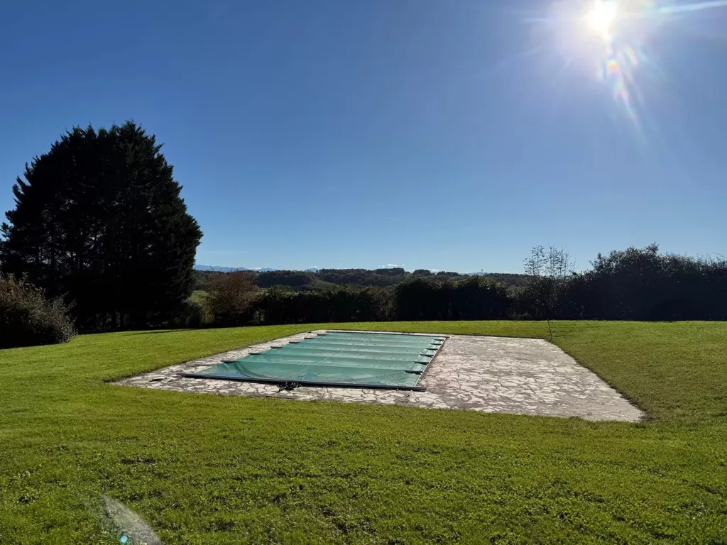 Jardin - Propriété avec Piscine et Vue sur les Pyrénées à Laàs
