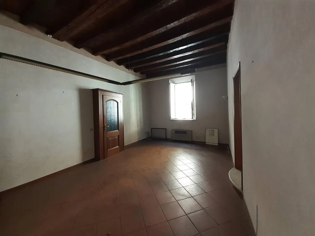 Pièces - Historic Building with Potential for Apartments in Mantova