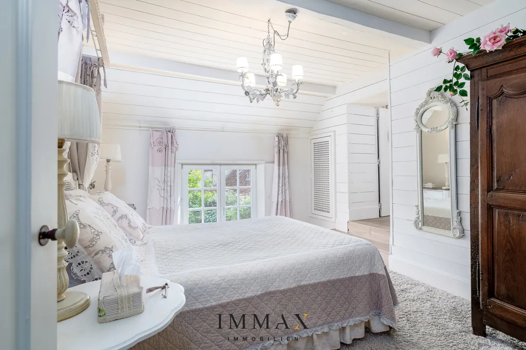 Magamistoad - Restored Manor with Water Surround in Jabbeke
