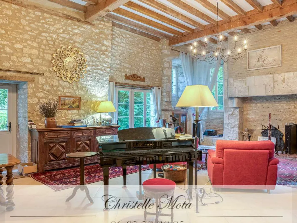 Séjour - Maison Rénovée du 17ème Siècle avec Piscine à Castillonnès