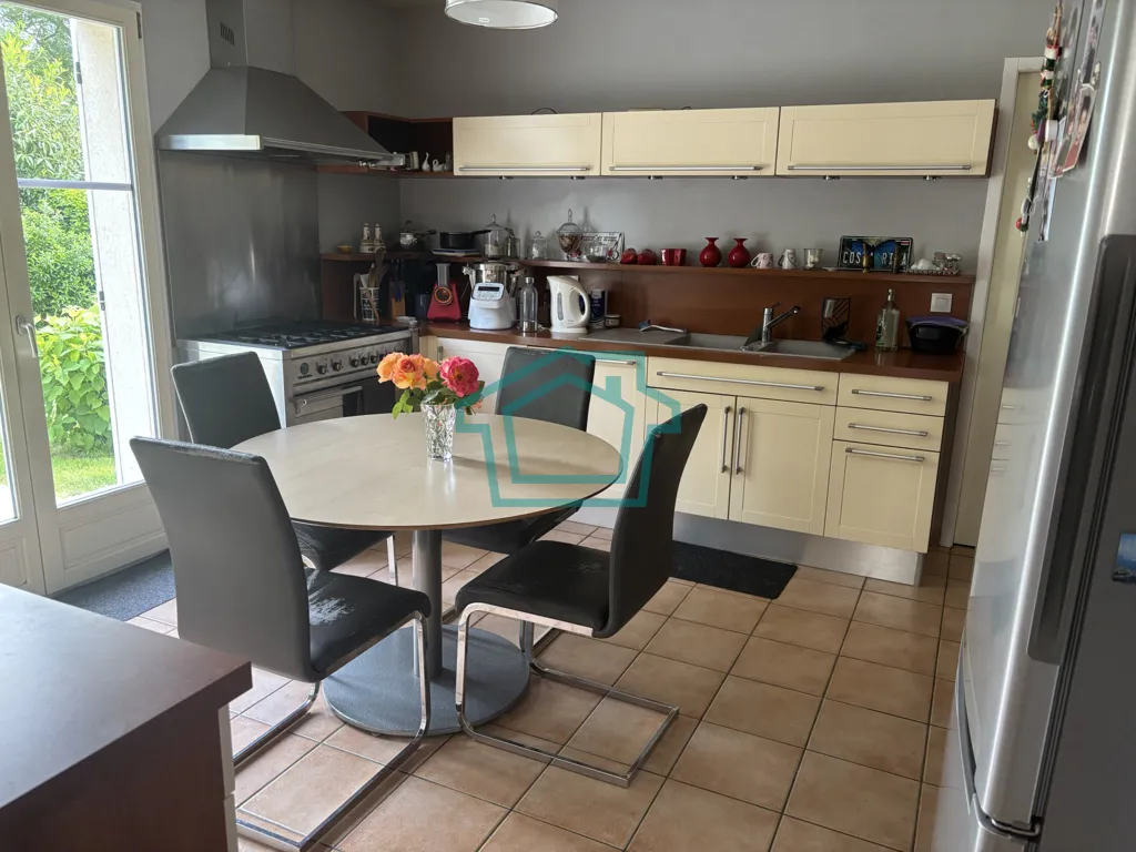 Cuisine - Maison Individuelle avec Double Garage dans un Environnement Calme
