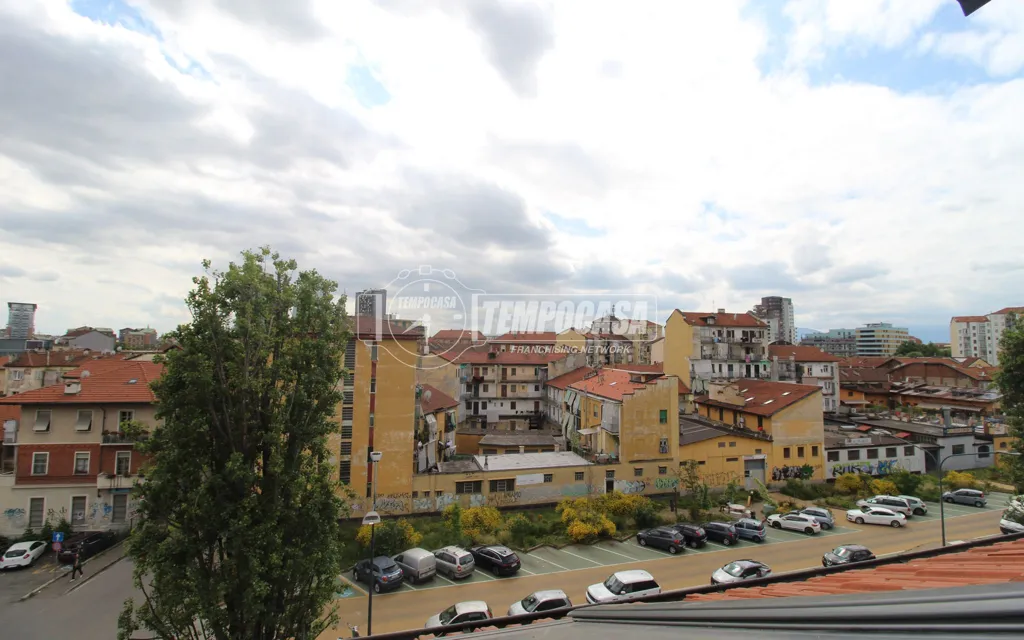 Balcone - Rear-Facing Mansard Flat with Balcony in Turin