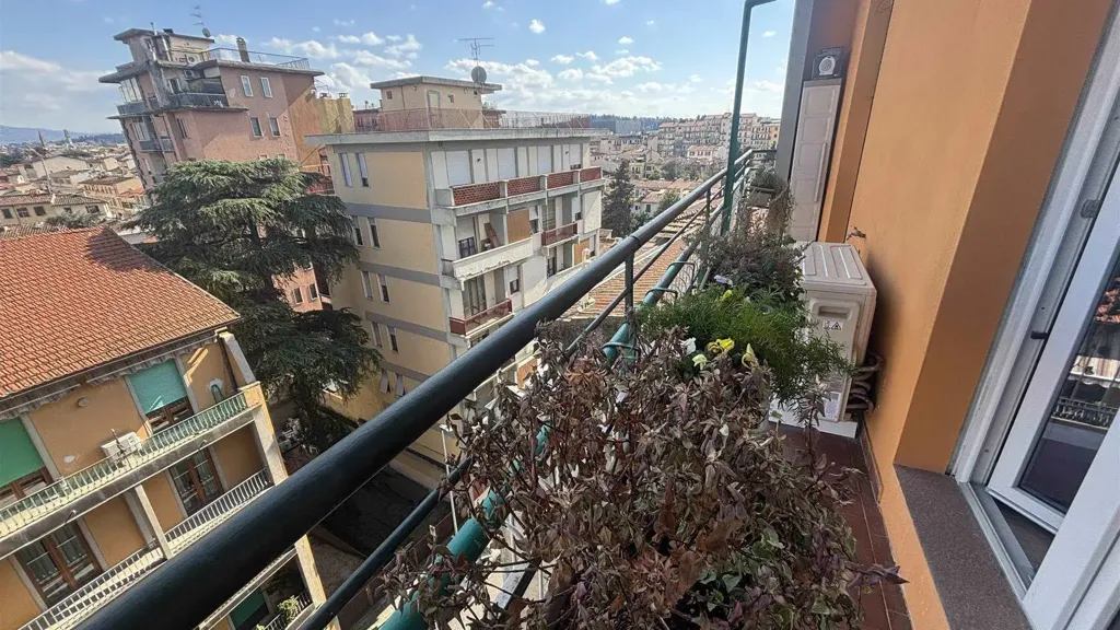 Rõdu - Modernised Triplex with Balcony in Florence