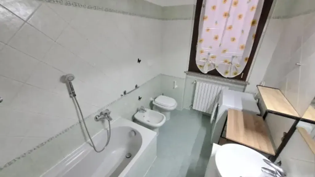 Bathrooms - Furnished Flat with Kitchen in Bregnano