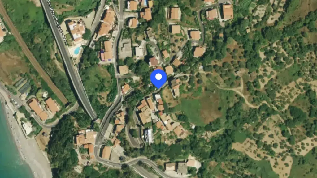 16-Room Apartment in Acquappesa