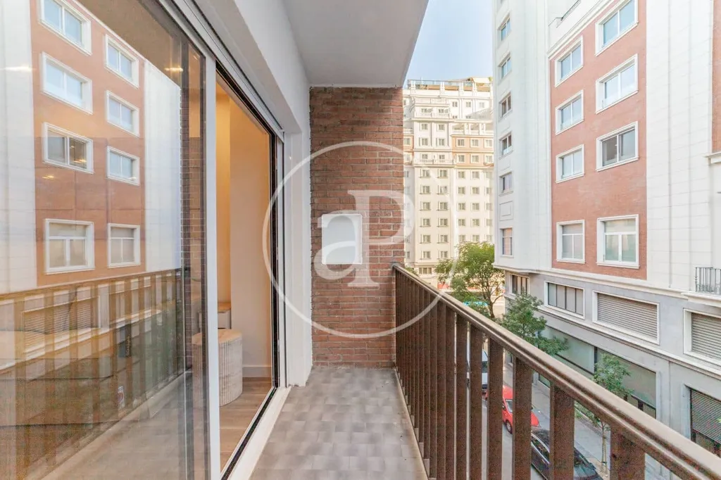 Rõdu - Renovated Apartment with Balcony in Madrid