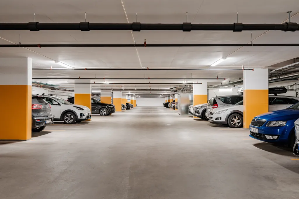 Garage - 3-Bedroom Apartment with Garden Access in Oslo