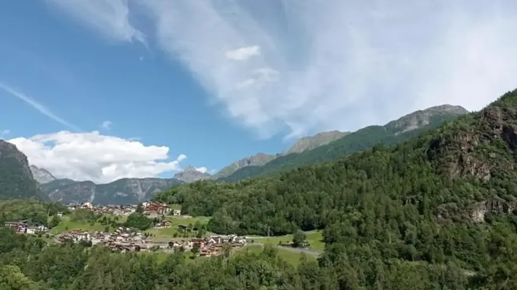 Central Triplex with Valley View in Chiesa in Valmalenco