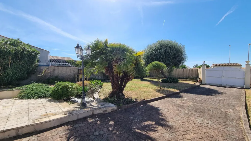 Giardino - House with Divisible Land in La Jarne