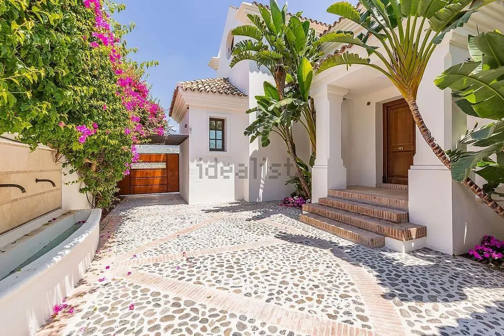 Aed - Luxury Villa with Pool in Marbella's Golden Mile