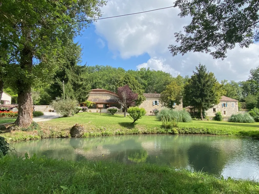 Jardin - Propriété Rurale avec 3 Maisons et Atelier à Montcuq