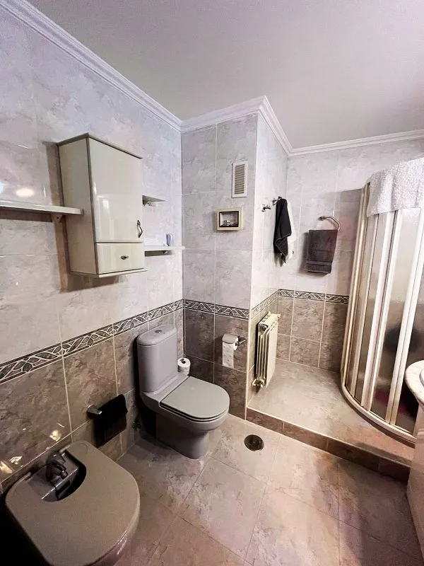 Bathrooms - 3-Bedroom Flat with Terrace in Reyes