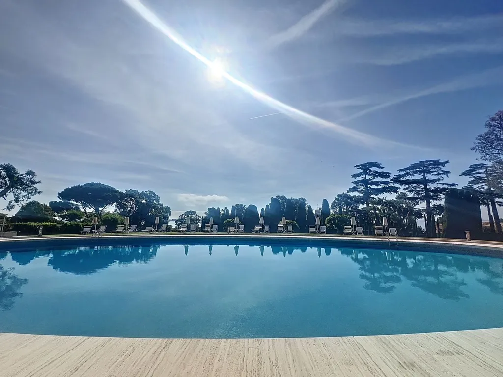 Piscine - Appartement de 3.5 Pièces avec Vue Mer à Cannes