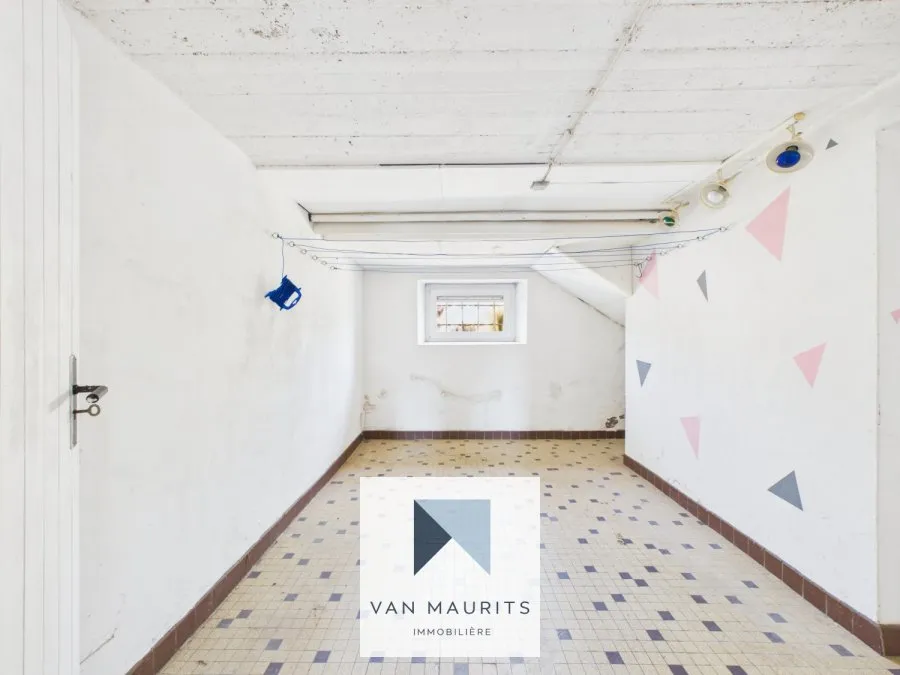 Garage - Maison Trois Façades avec Jardin à Soleuvre
