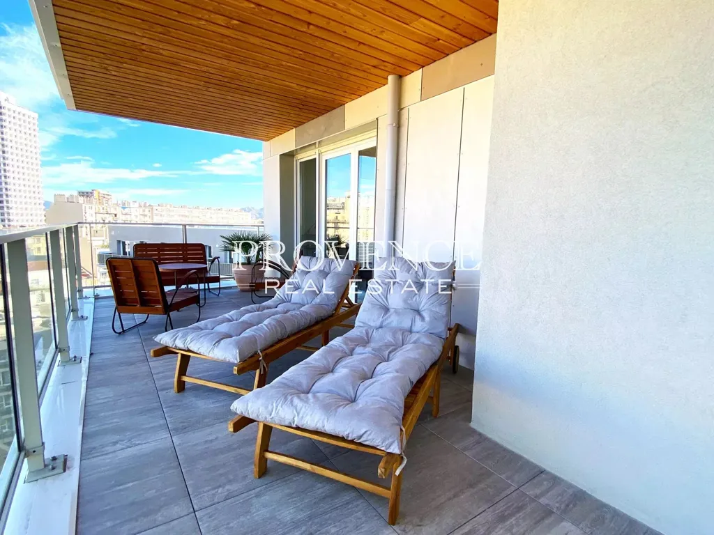 Rõdu - Top Floor Apartment with Terrace in Marseille