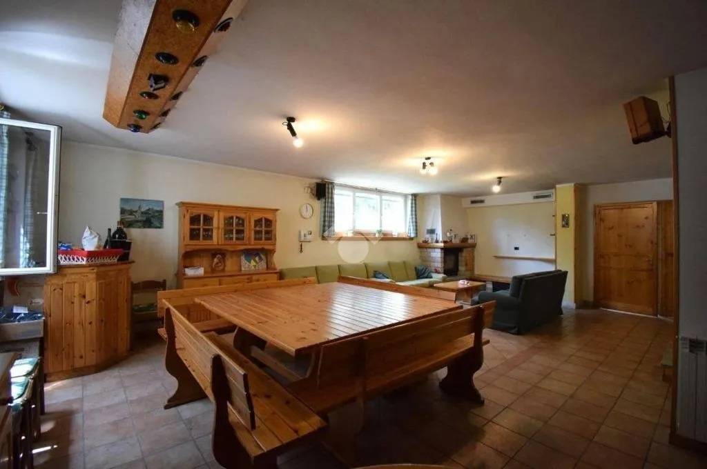 Dining Room - Luxury Villa with Private Garden in Brugherio