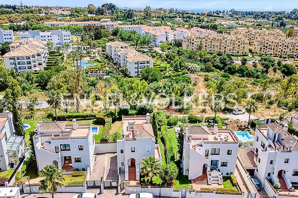 Õhuvaade - Villa with Pool and Sea Views in Estepona