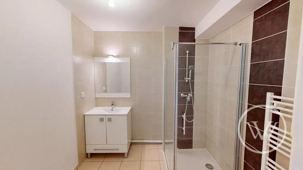 Baños - 3-Bedroom Apartment with Terrace in Montboucons