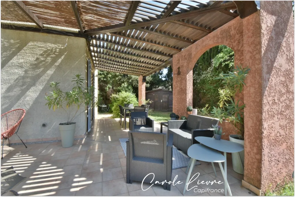 Terrasse - Maison avec Piscine et Terrain de 2000 m²