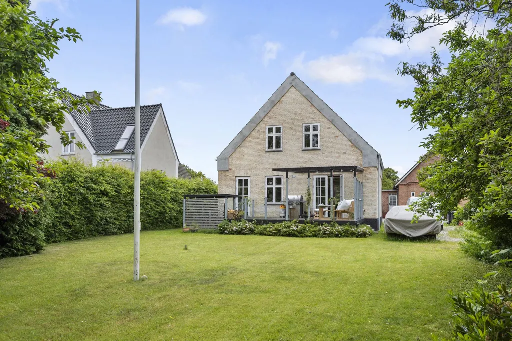 Giardino - 1923 Villa with Garden in Slagelse