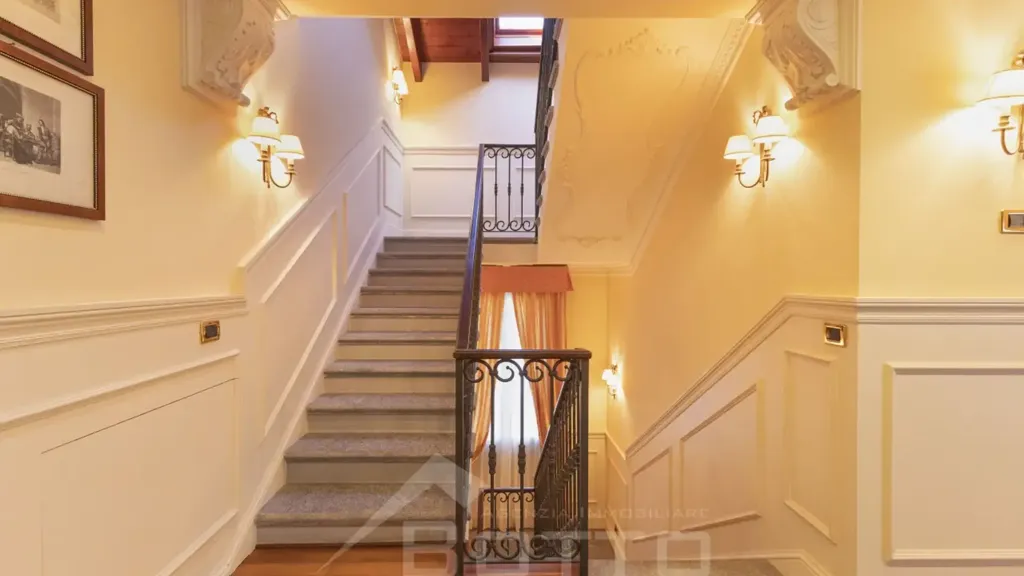Pièces - Historic Villa with Central Location in Grignasco