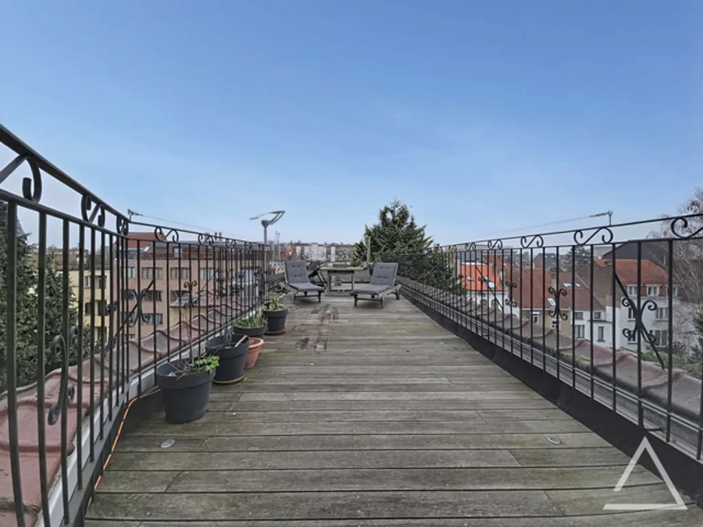 Balcone - 3-Bedroom Apartment with Terrace in Urban Setting